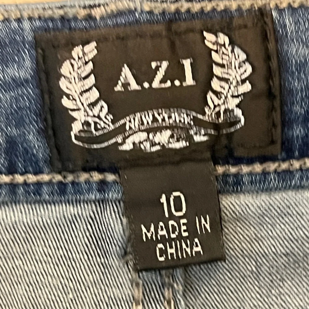 A.Z.I. Women's Medium Wash Stretch Boot Cut Jeans Size 10 - Picture 3 of 5